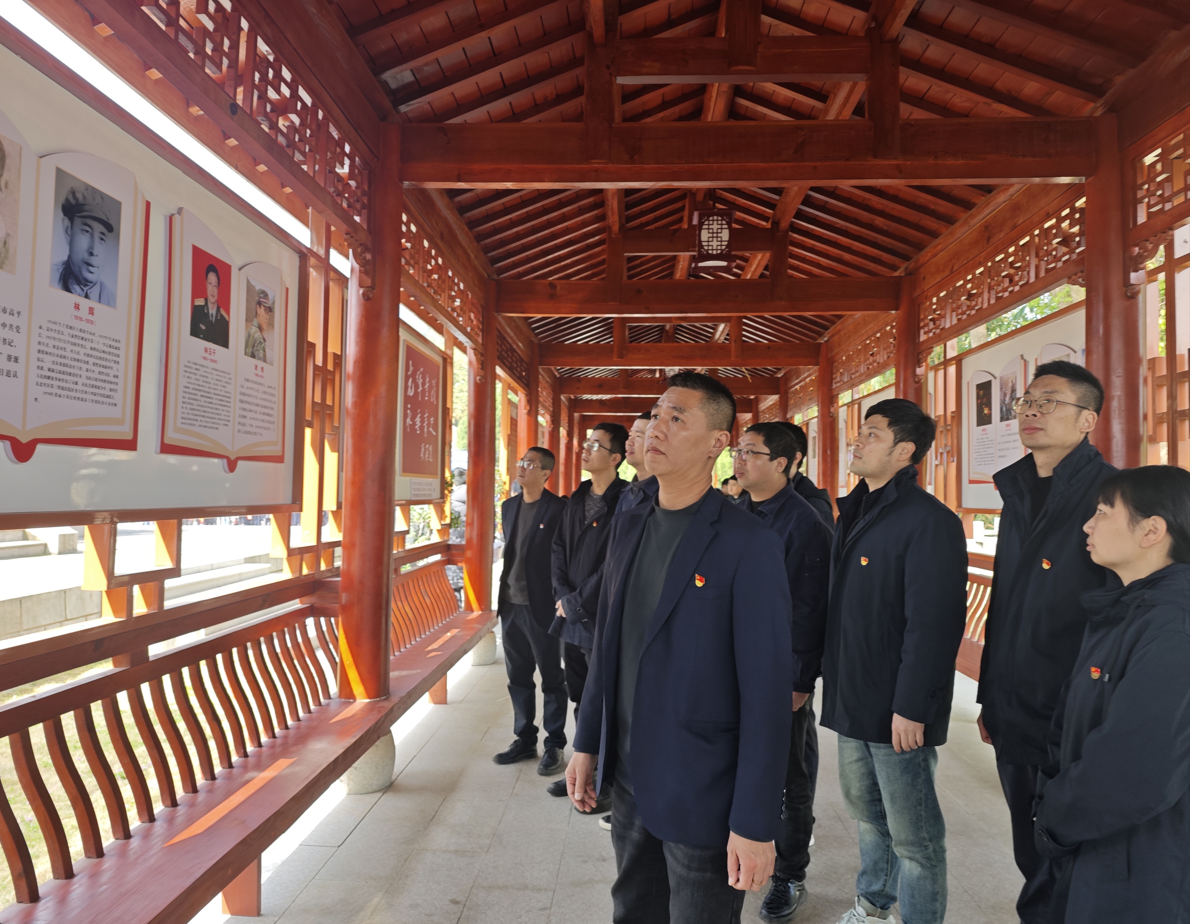 观看烈士陵园陈展宣传文化长廊
