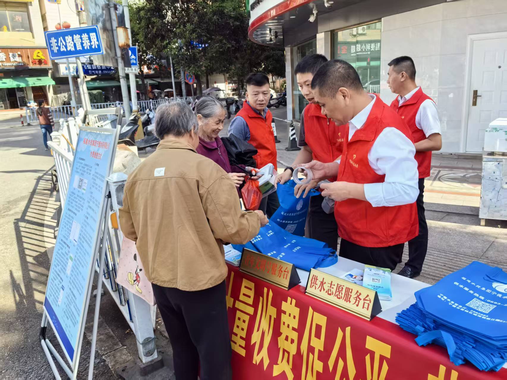 现场设立咨询点讲解用水知识